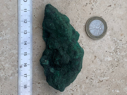 Malachite fibreuse, spécimen brut de 80mm x 43 x 32 - 93,4 grammes. Parfait pour une collection, exposition ou bijouterie, du velour naturel !
