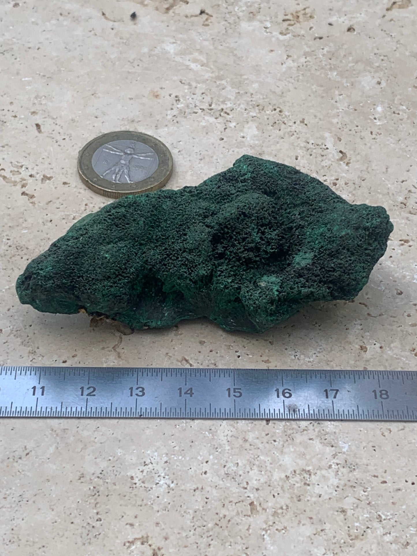 Malachite fibreuse, spécimen brut de 80mm x 43 x 32 - 93,4 grammes. Parfait pour une collection, exposition ou bijouterie, du velour naturel !