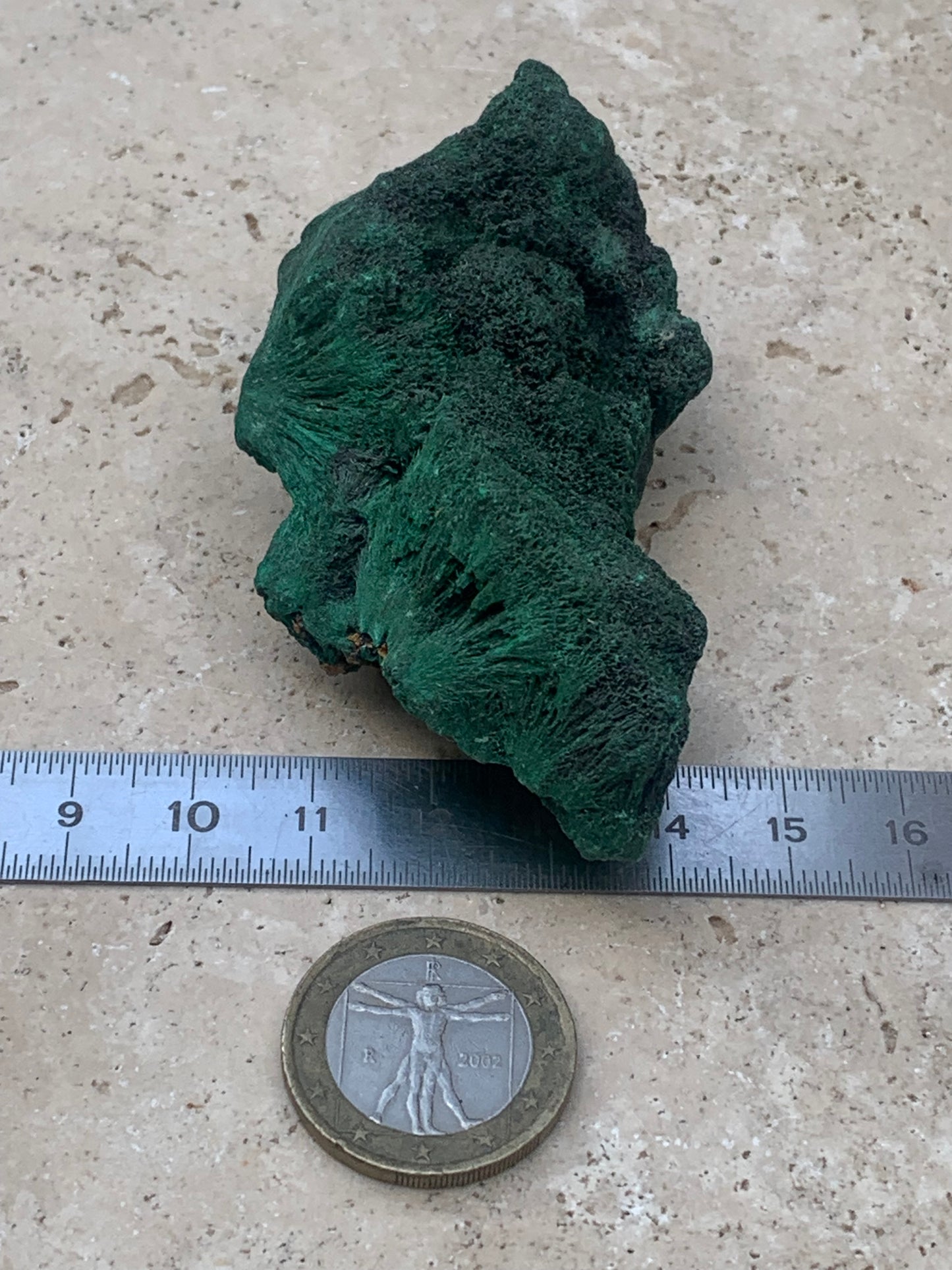Malachite fibreuse, spécimen brut de 80mm x 43 x 32 - 93,4 grammes. Parfait pour une collection, exposition ou bijouterie, du velour naturel !