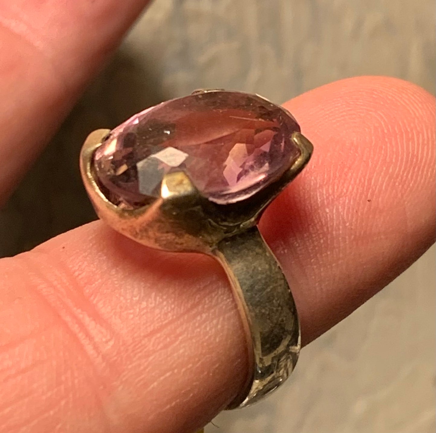 Superbe bague en Améthyste (pierre à facettes), sur monture en métal Argent 0.925 ! Superbe pierre, très belle réalisation. Réglable de 52 à 57 fr !
