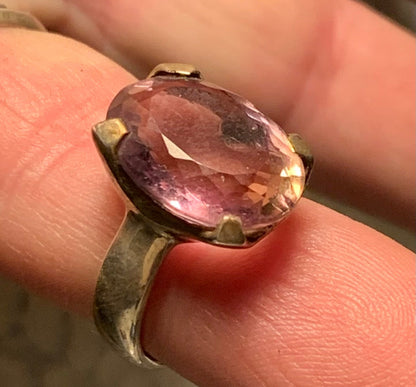 Superbe bague en Améthyste (pierre à facettes), sur monture en métal Argent 0.925 ! Superbe pierre, très belle réalisation. Réglable de 52 à 57 fr !