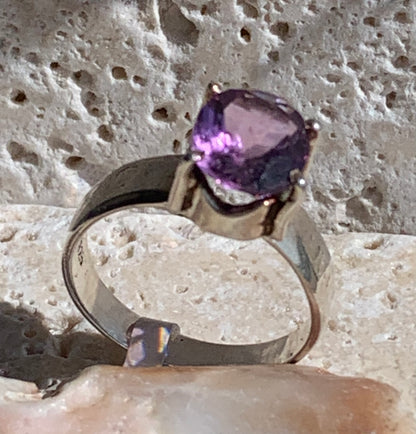 Superbe bague en Améthyste (pierre à facettes), sur monture en métal Argent 0.925 ! Superbe pierre, très belle réalisation. Taille de 56 fr !