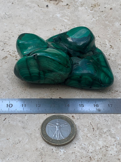 Malachite, spécimen avec nodules/ botryoïdes de 75mm x 54 x 30 - 207,7 grammes . Parfait pour une collection, exposition, décoration !