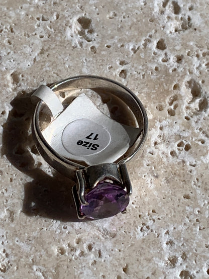 Superbe bague en Améthyste (pierre à facettes), sur monture en métal Argent 0.925 ! Superbe pierre, très belle réalisation. Taille de 56 fr !
