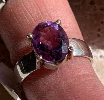 Superbe bague en Améthyste (pierre à facettes), sur monture en métal Argent 0.925 ! Superbe pierre, très belle réalisation. Taille de 56 fr !