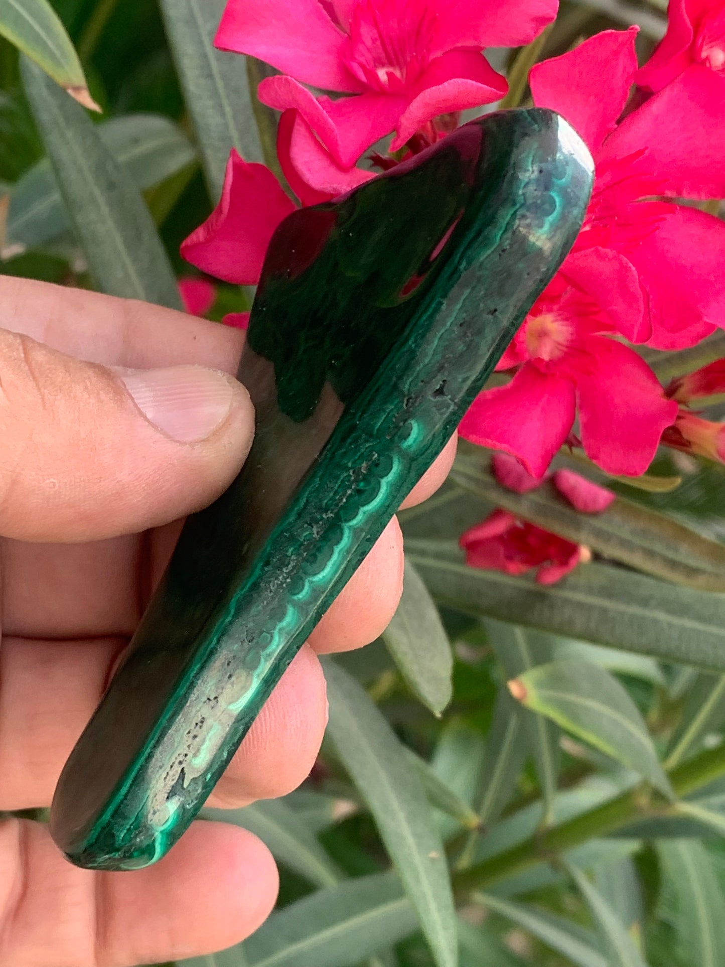 Malachite, spécimen de 95mm x 57 x 12 - 93 grammes . Parfait pour une collection, exposition, décoration !