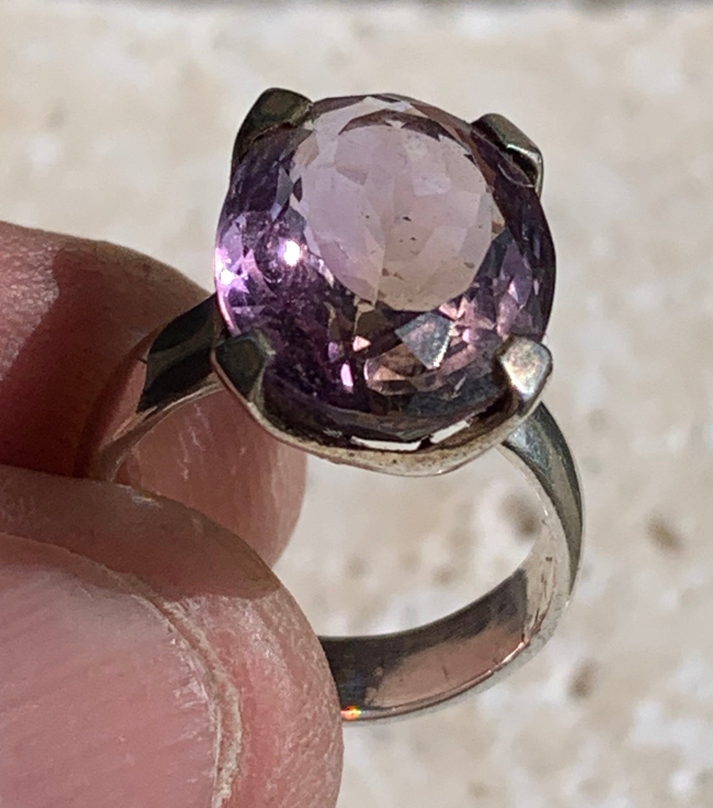 Superbe bague en Améthyste (pierre à facettes), sur monture en métal Argent 0.925 ! Superbe pierre, très belle réalisation. Réglable de 52 à 57 fr !