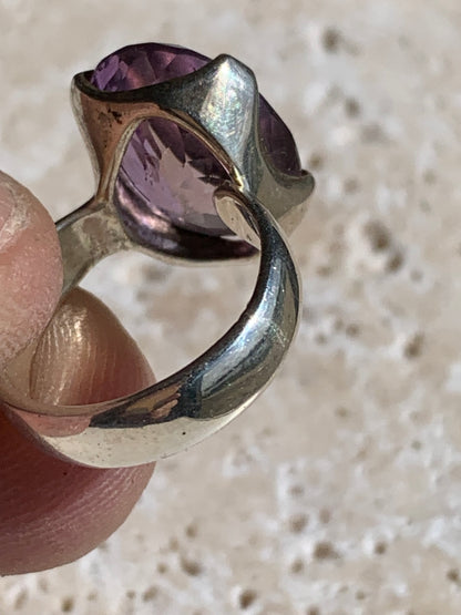 Superbe bague en Améthyste (pierre à facettes), sur monture en métal Argent 0.925 ! Superbe pierre, très belle réalisation. Réglable de 52 à 57 fr !