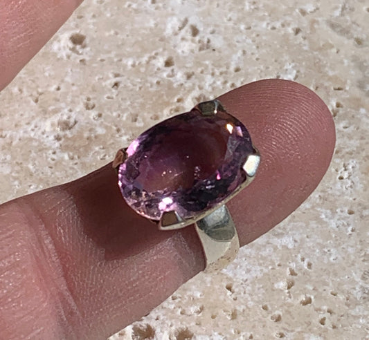 Superbe bague en Améthyste (pierre à facettes), sur monture en métal Argent 0.925 ! Superbe pierre, très belle réalisation. Réglable de 52 à 57 fr !