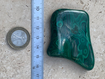 Malachite, spécimen de 62mm x 55 x 15 - 99,2 grammes . Parfait pour une collection, exposition, décoration !
