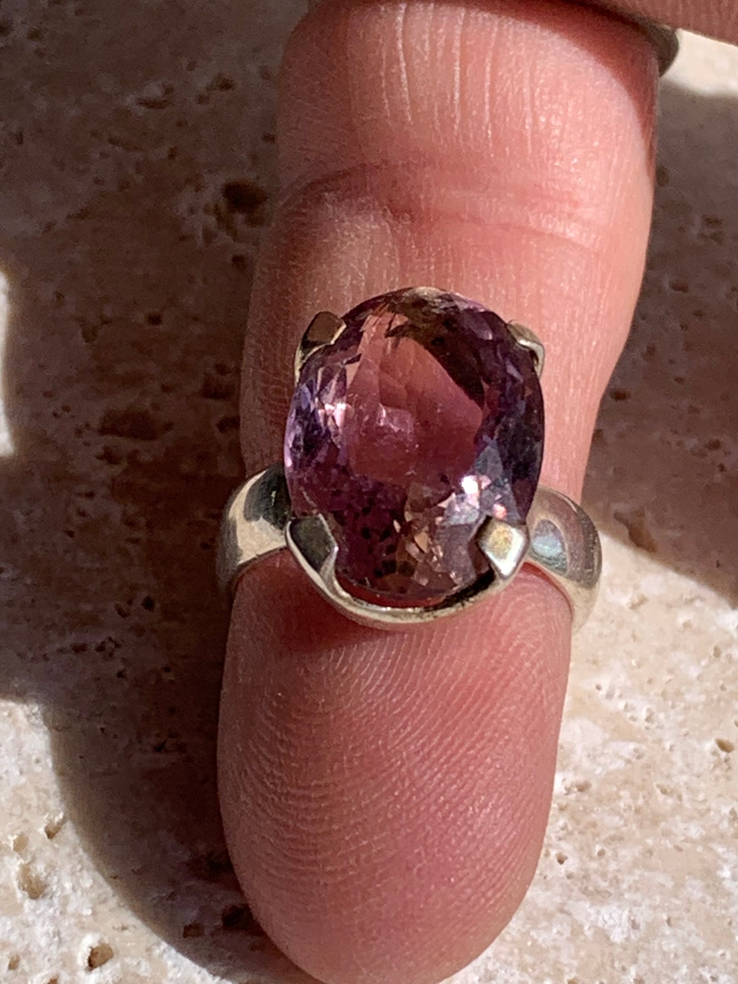 Superbe bague en Améthyste (pierre à facettes), sur monture en métal Argent 0.925 ! Superbe pierre, très belle réalisation. Réglable de 52 à 57 fr !