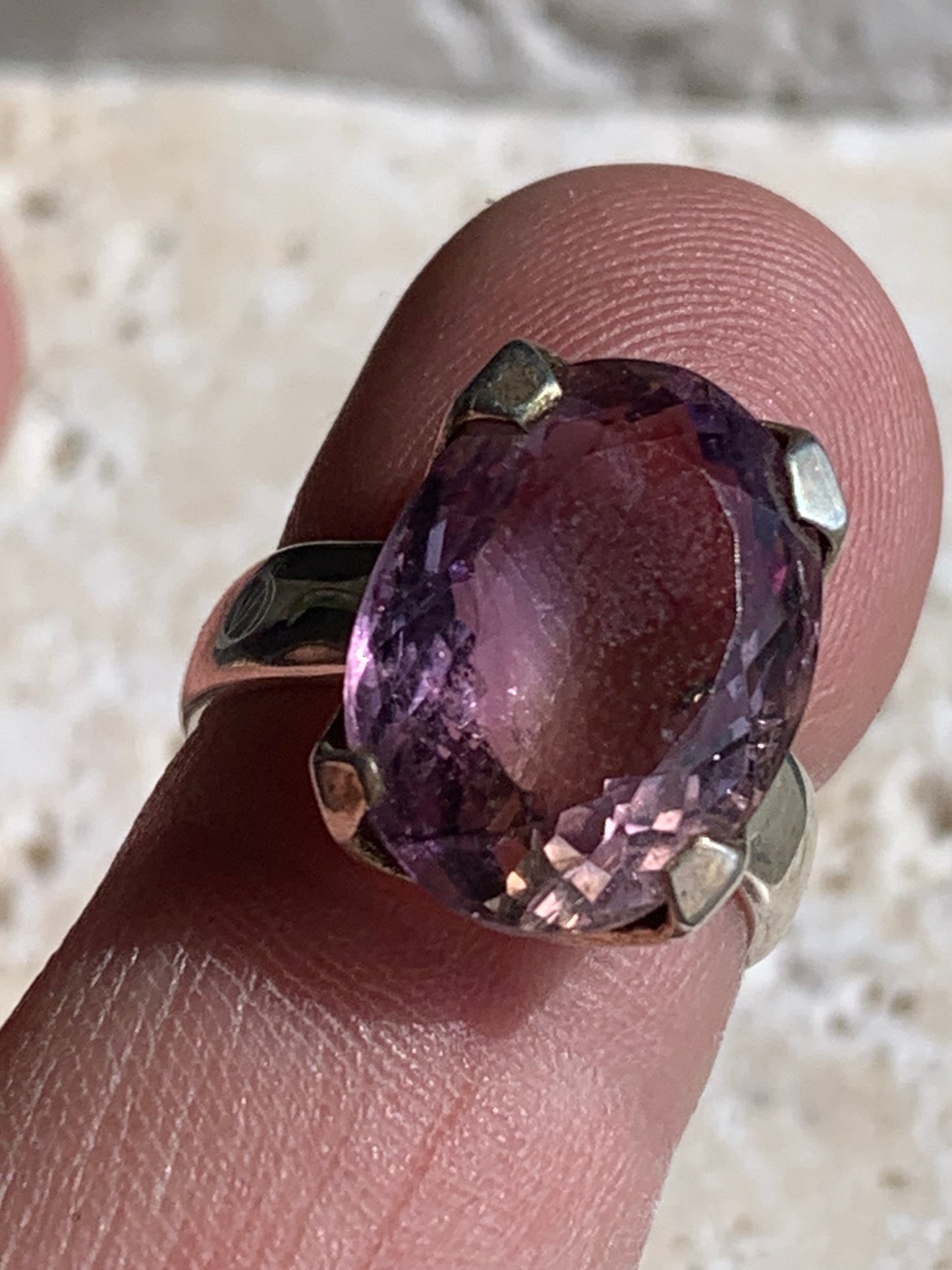 Superbe bague en Améthyste (pierre à facettes), sur monture en métal Argent 0.925 ! Superbe pierre, très belle réalisation. Réglable de 52 à 57 fr !