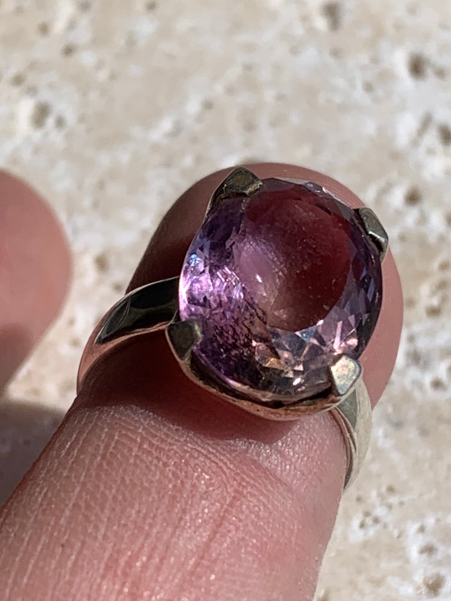 Superbe bague en Améthyste (pierre à facettes), sur monture en métal Argent 0.925 ! Superbe pierre, très belle réalisation. Réglable de 52 à 57 fr !