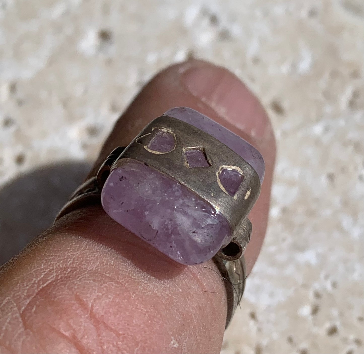 Bague en Améthyste, en Argent 0.925, fabriquée au Niger dans la tradition 'Touareg'. Taille 57 Fr.