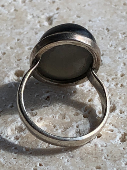 Superbe bague en Pierre de lune grise d'Inde, montée Argent 0.925. Superbe pierre au reflets brillants ! Taille de 56 fr !