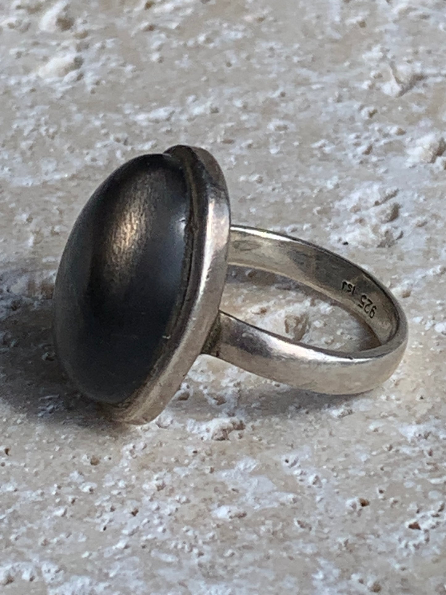 Superbe bague en Pierre de lune grise d'Inde, montée Argent 0.925. Superbe pierre au reflets brillants ! Taille de 56 fr !