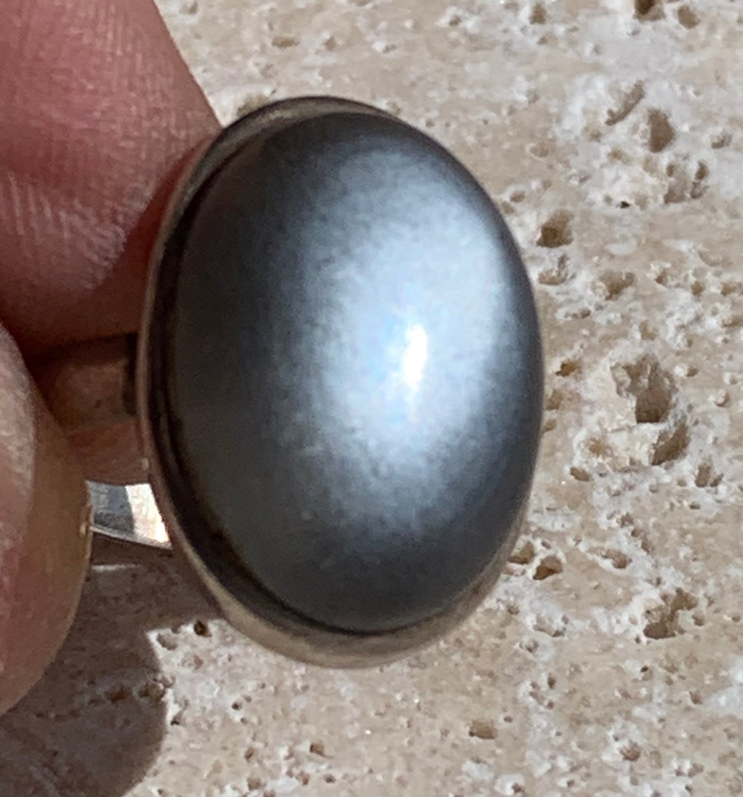 Superbe bague en Pierre de lune grise d'Inde, montée Argent 0.925. Superbe pierre au reflets brillants ! Taille de 56 fr !
