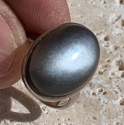Superbe bague en Pierre de lune grise d'Inde, montée Argent 0.925. Superbe pierre au reflets brillants ! Taille de 56 fr !