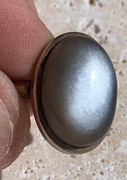 Superbe bague en Pierre de lune grise d'Inde, montée Argent 0.925. Superbe pierre au reflets brillants ! Taille de 56 fr !