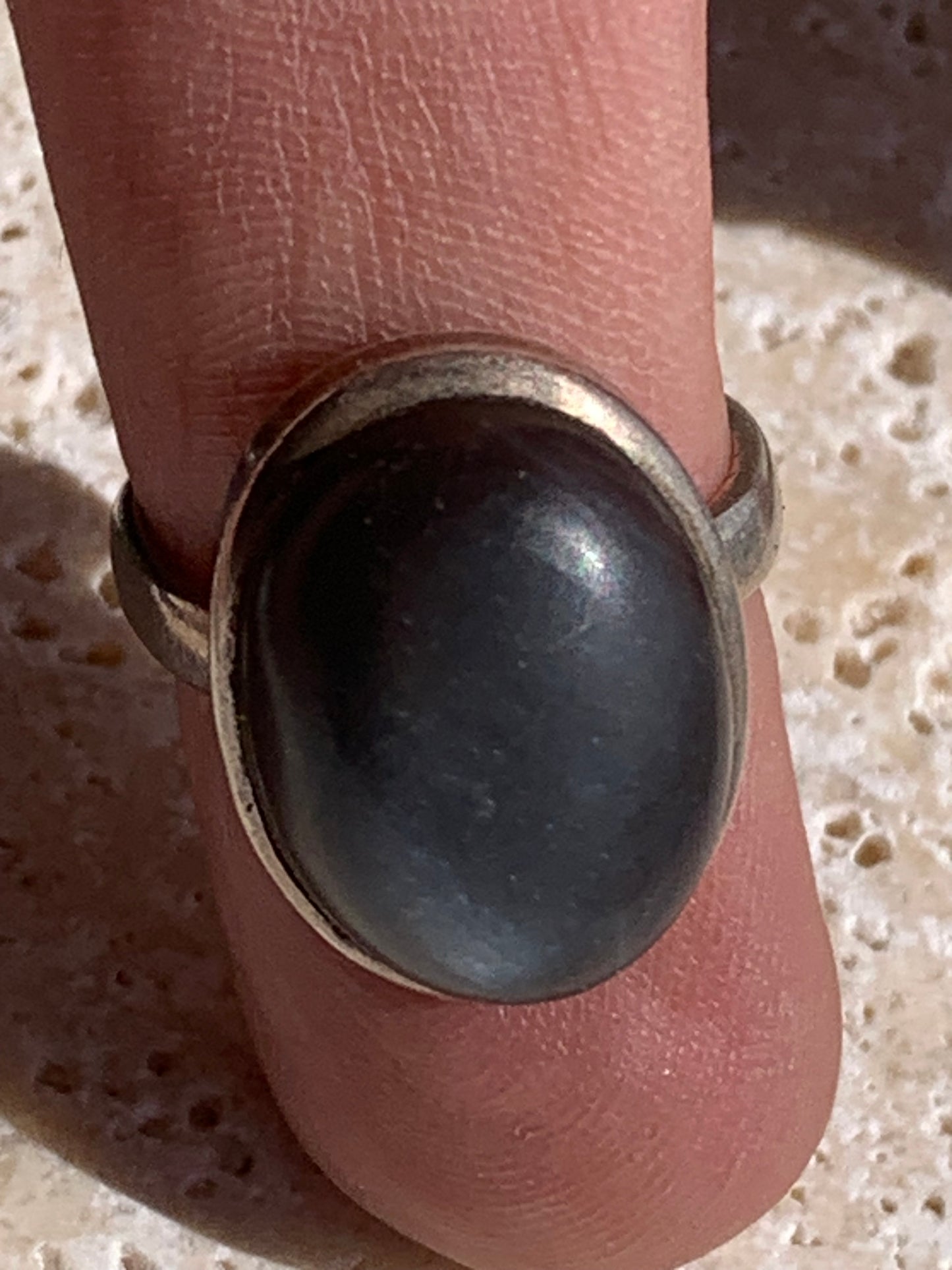 Superbe bague en Pierre de lune grise d'Inde, montée Argent 0.925. Superbe pierre au reflets brillants ! Taille de 56 fr !