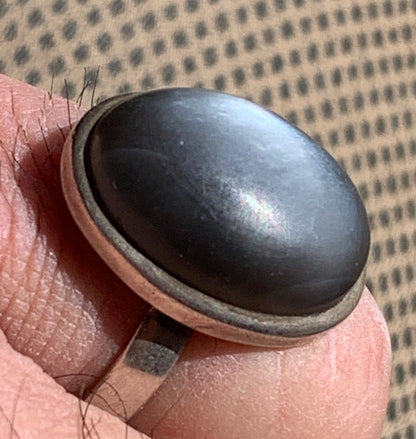 Superbe bague en Pierre de lune grise d'Inde, montée Argent 0.925. Superbe pierre au reflets brillants ! Taille de 56 fr !