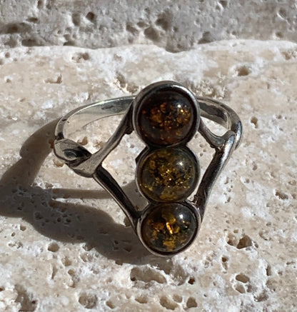 Élégante bague en Ambre, avec anneau torsadé, montée Argent 0.925. Superbes petits cabochons ronds avec 3 couleurs d'ambre. Très belle réalisation avec détails incroyables ! Taille de 57 fr !