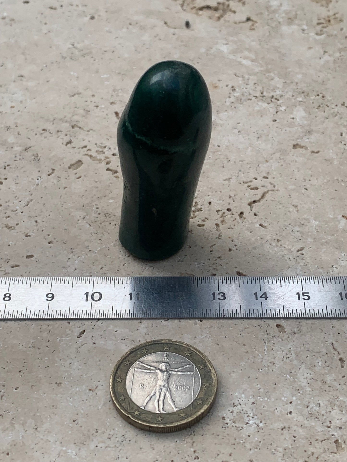 Malachite, spécimen de nodule entier de 51mm de haut x 22 de diamètre - 55 grammes . Parfait pour une collection, exposition, décoration !