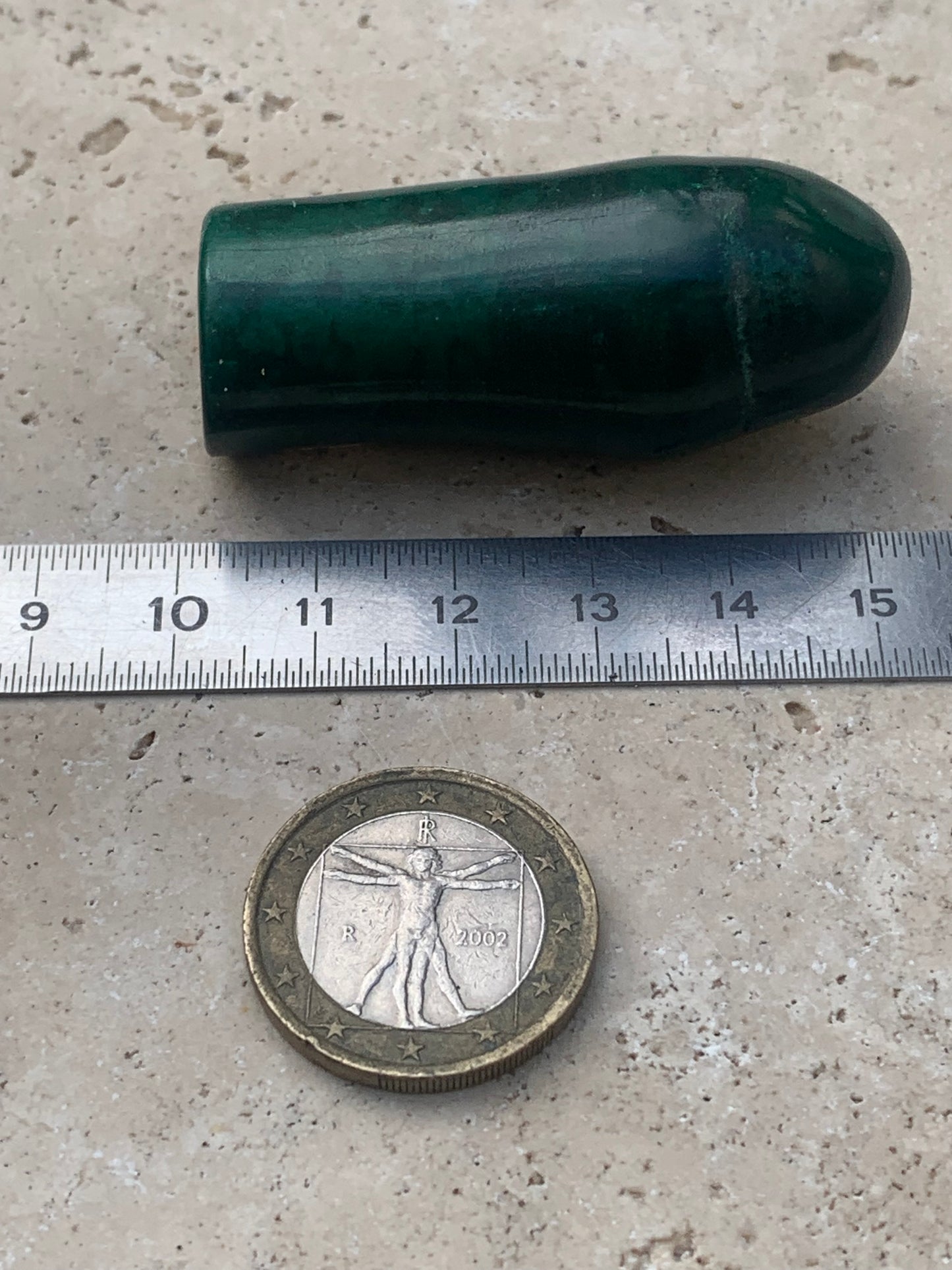 Malachite, spécimen de nodule entier de 51mm de haut x 22 de diamètre - 55 grammes . Parfait pour une collection, exposition, décoration !