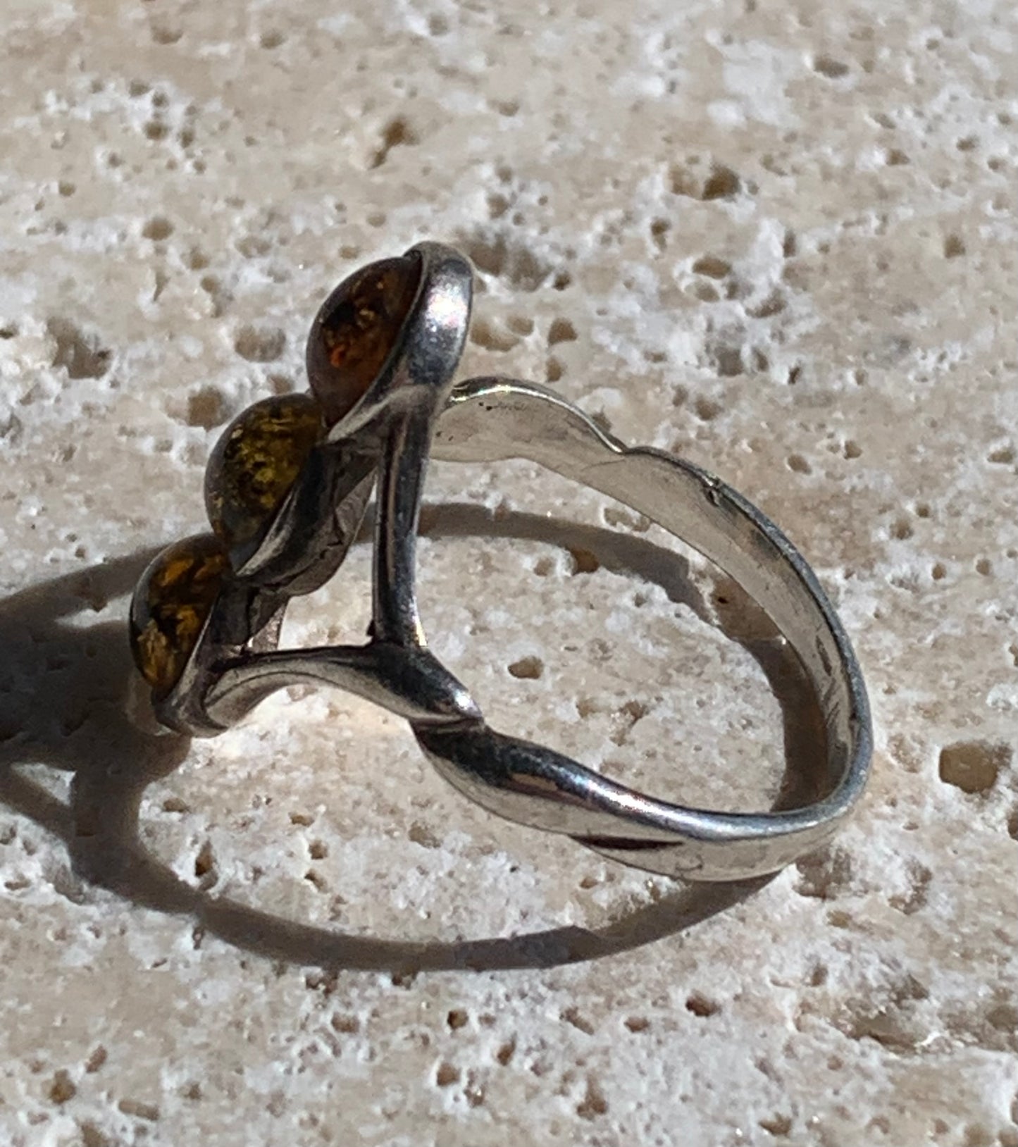Élégante bague en Ambre, avec anneau torsadé, montée Argent 0.925. Superbes petits cabochons ronds avec 3 couleurs d'ambre. Très belle réalisation avec détails incroyables ! Taille de 57 fr !