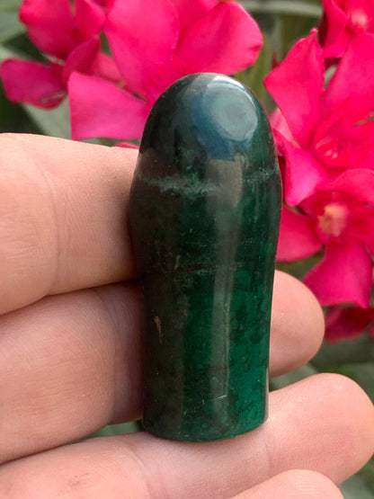 Malachite, spécimen de nodule entier de 51mm de haut x 22 de diamètre - 55 grammes . Parfait pour une collection, exposition, décoration !
