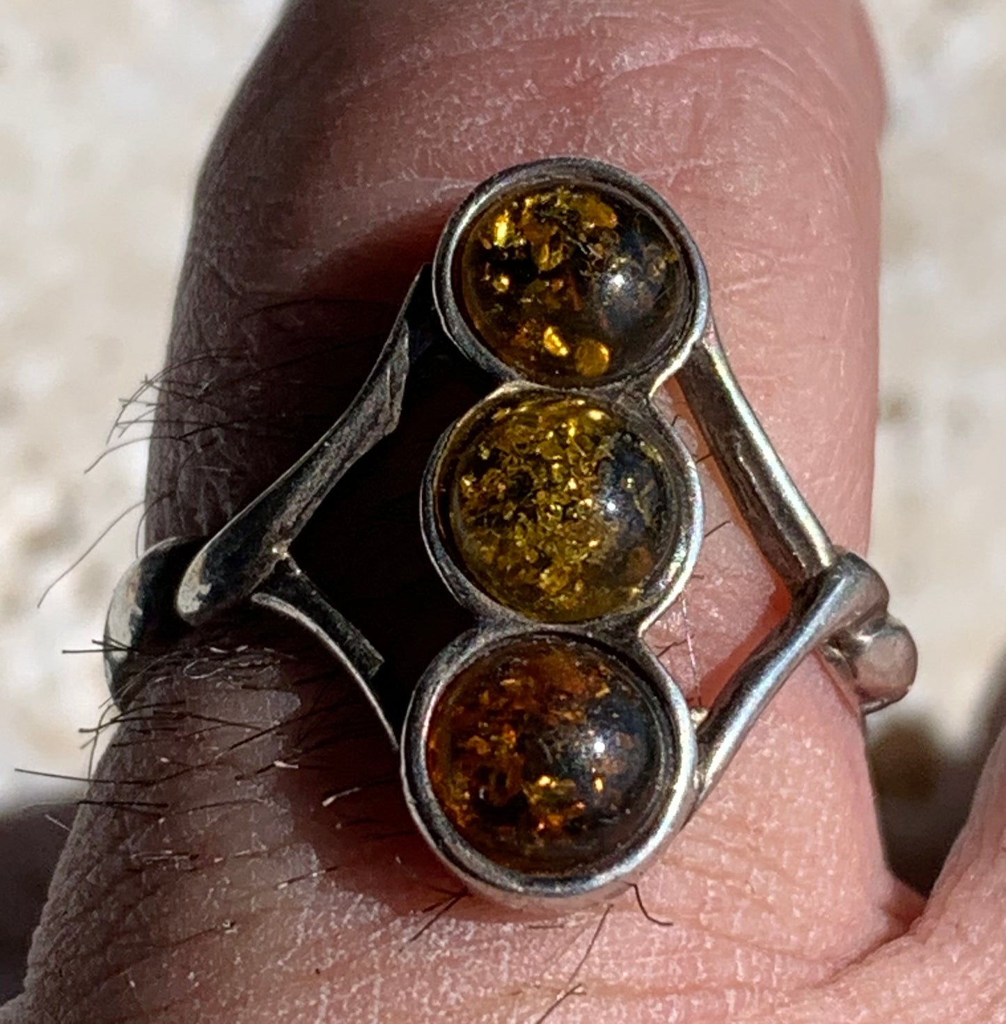 Élégante bague en Ambre, avec anneau torsadé, montée Argent 0.925. Superbes petits cabochons ronds avec 3 couleurs d'ambre. Très belle réalisation avec détails incroyables ! Taille de 57 fr !