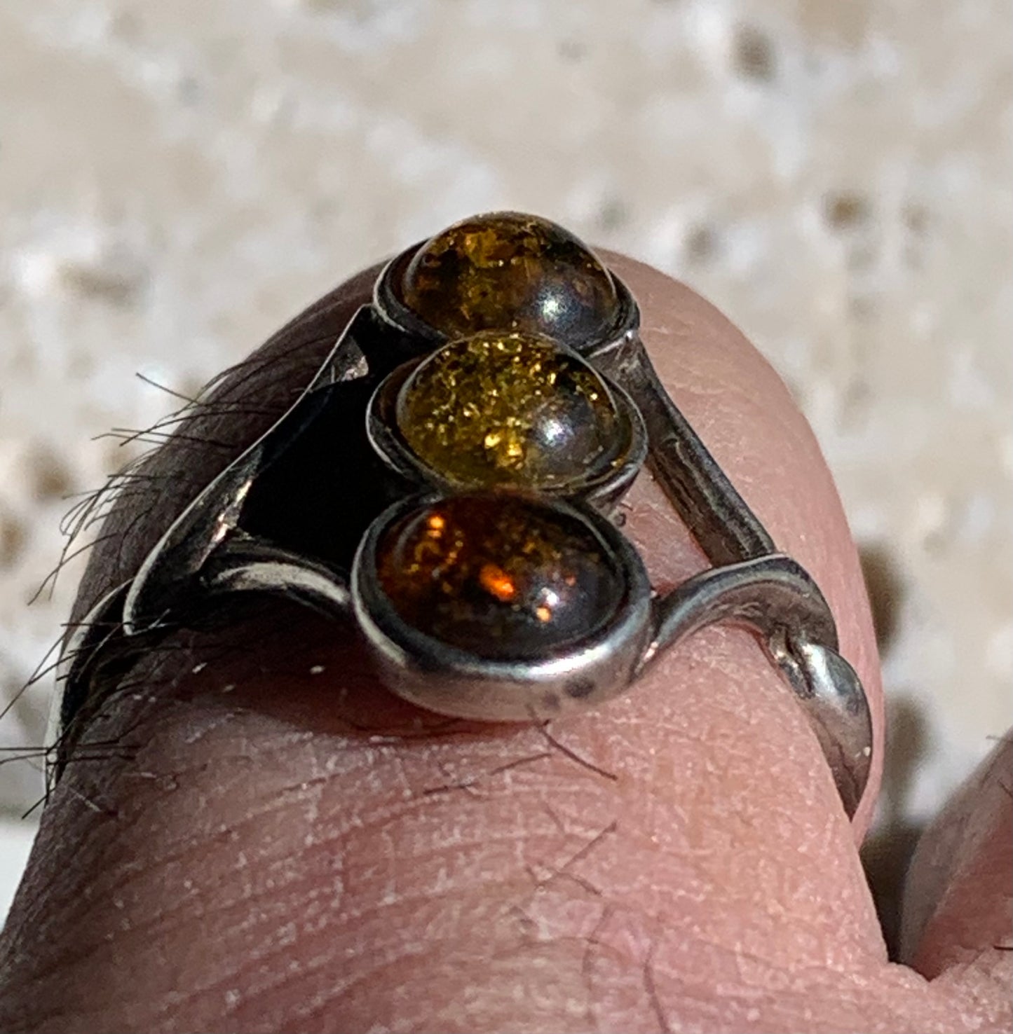 Élégante bague en Ambre, avec anneau torsadé, montée Argent 0.925. Superbes petits cabochons ronds avec 3 couleurs d'ambre. Très belle réalisation avec détails incroyables ! Taille de 57 fr !