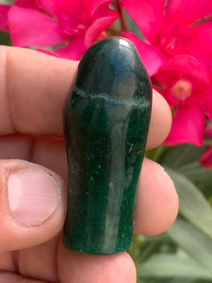 Malachite, spécimen de nodule entier de 51mm de haut x 22 de diamètre - 55 grammes . Parfait pour une collection, exposition, décoration !