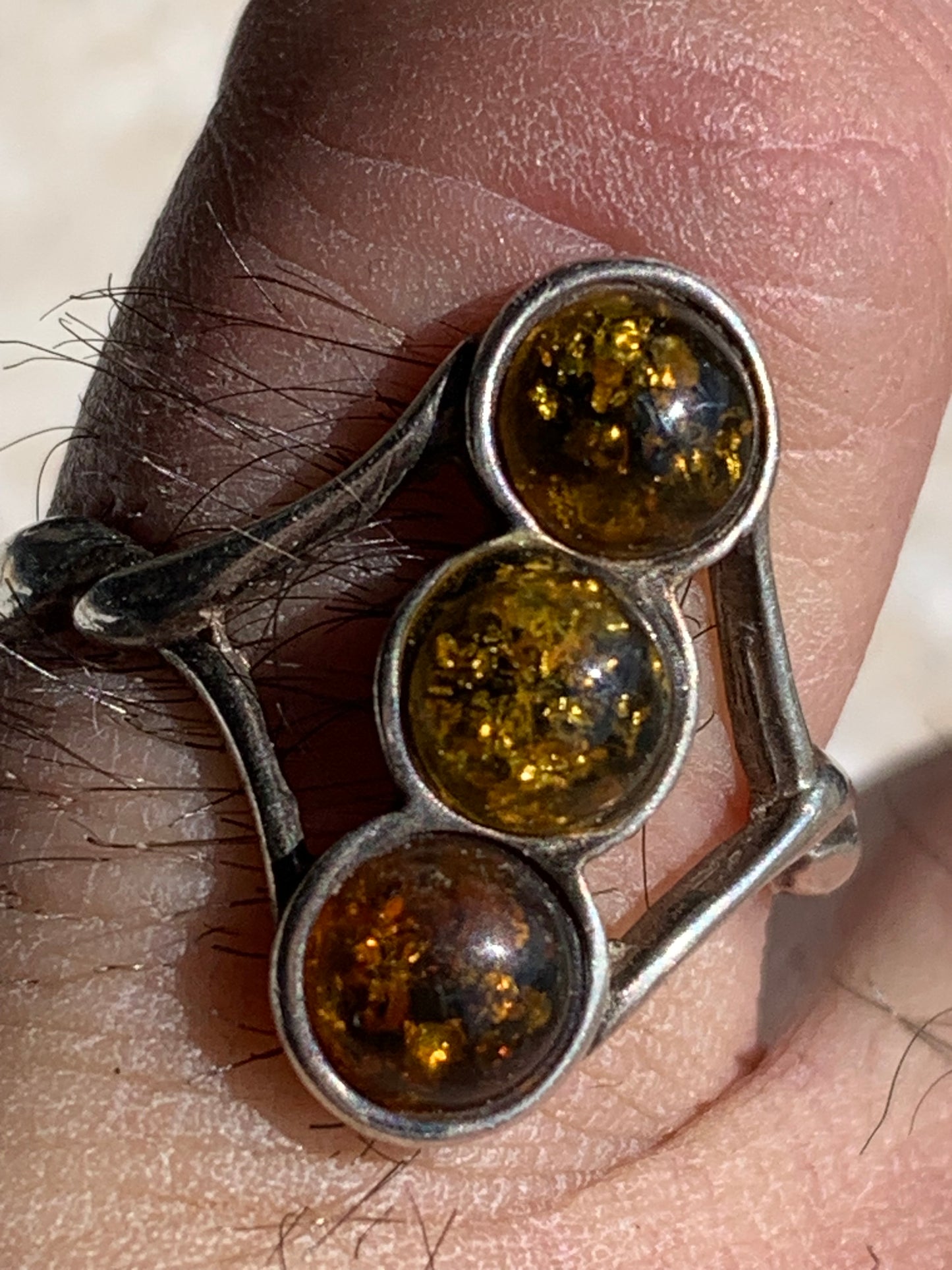 Élégante bague en Ambre, avec anneau torsadé, montée Argent 0.925. Superbes petits cabochons ronds avec 3 couleurs d'ambre. Très belle réalisation avec détails incroyables ! Taille de 57 fr !