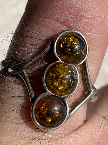 Élégante bague en Ambre, avec anneau torsadé, montée Argent 0.925. Superbes petits cabochons ronds avec 3 couleurs d'ambre. Très belle réalisation avec détails incroyables ! Taille de 57 fr !