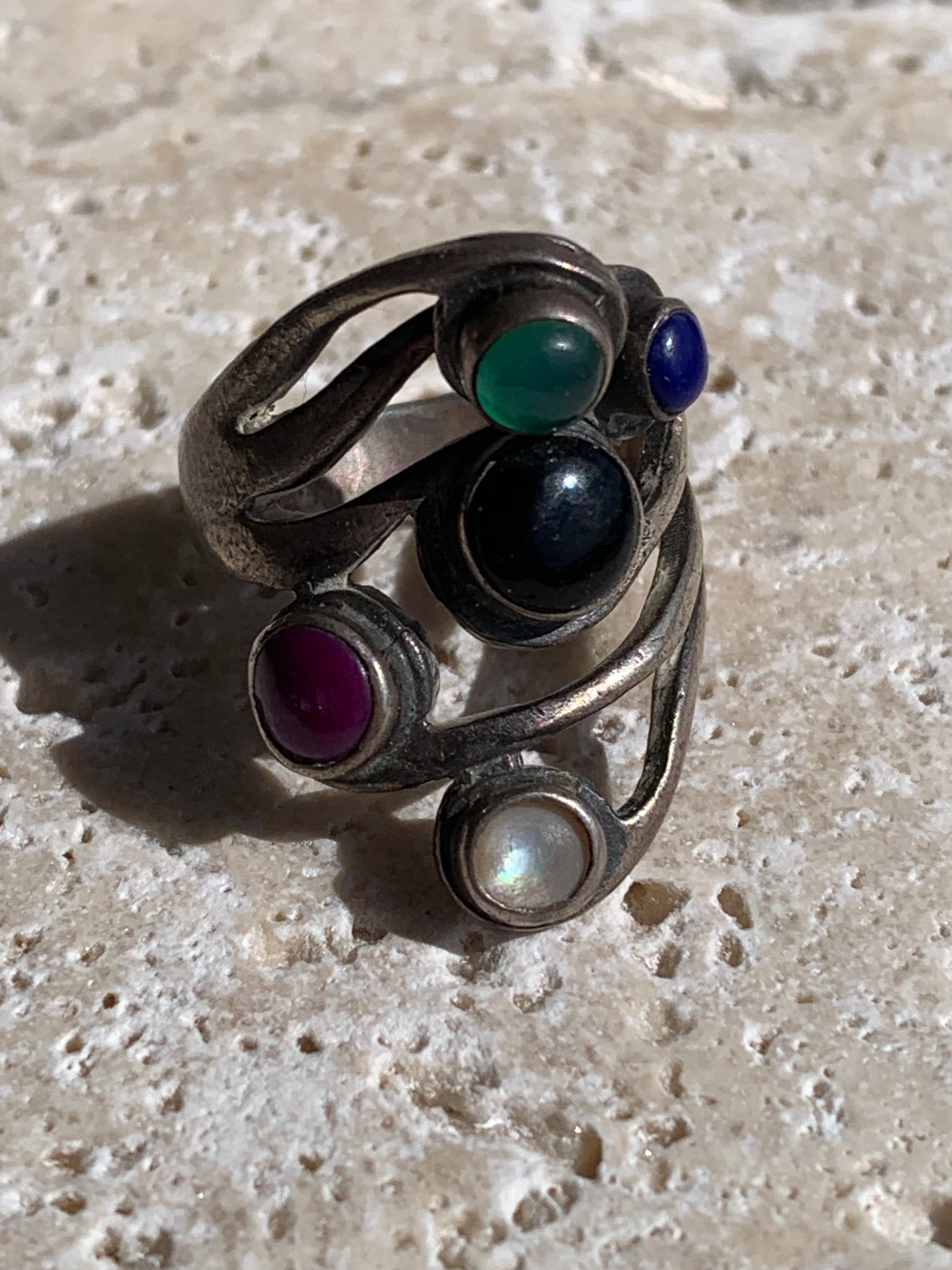 Élégante bague avec 5 pierres semi-précieuses, montée Argent 0.925. Superbes petits cabochons ronds à 5 couleurs. Très belle réalisation ! Taille de 54 Fr ! Bague de seconde main !