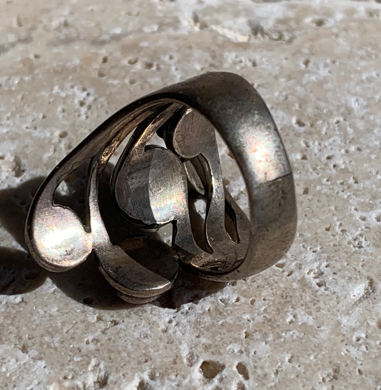 Élégante bague avec 5 pierres semi-précieuses, montée Argent 0.925. Superbes petits cabochons ronds à 5 couleurs. Très belle réalisation ! Taille de 54 Fr ! Bague de seconde main !