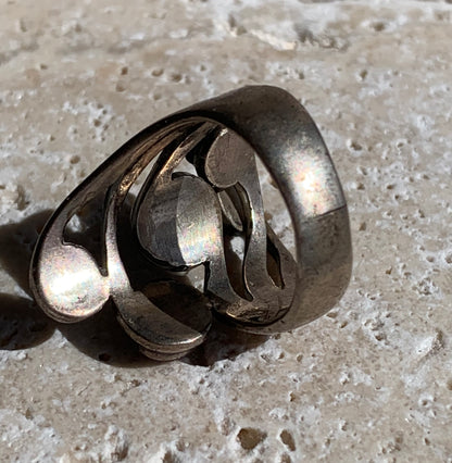Élégante bague avec 5 pierres semi-précieuses, montée Argent 0.925. Superbes petits cabochons ronds à 5 couleurs. Très belle réalisation ! Taille de 54 Fr ! Bague de seconde main !