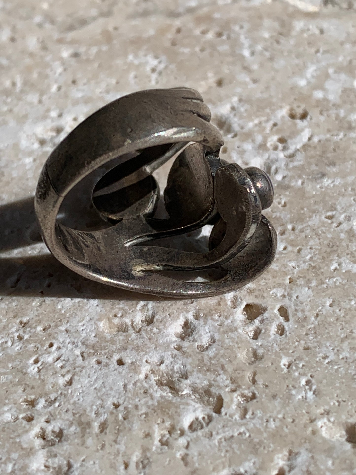 Élégante bague avec 5 pierres semi-précieuses, montée Argent 0.925. Superbes petits cabochons ronds à 5 couleurs. Très belle réalisation ! Taille de 54 Fr ! Bague de seconde main !