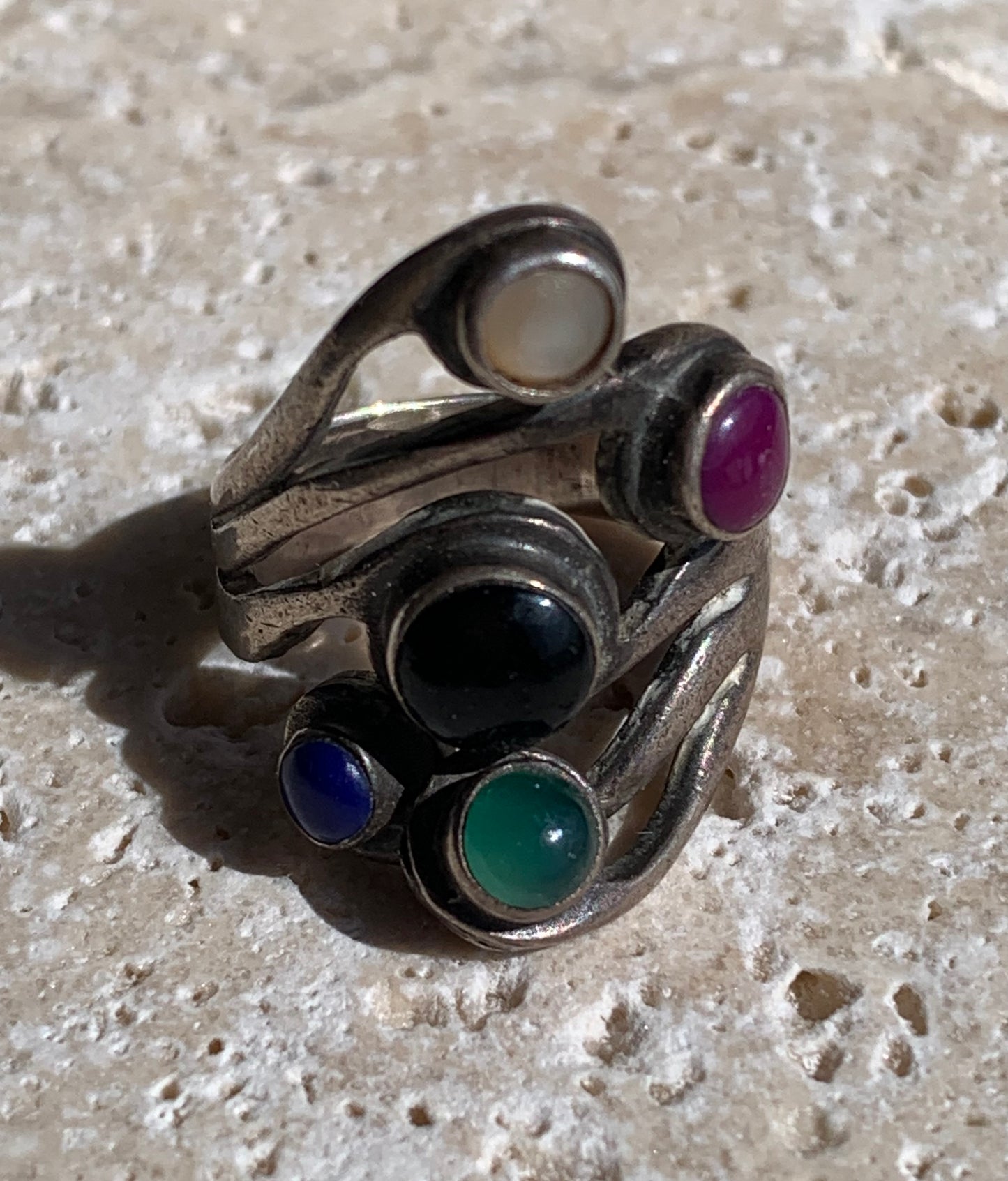 Élégante bague avec 5 pierres semi-précieuses, montée Argent 0.925. Superbes petits cabochons ronds à 5 couleurs. Très belle réalisation ! Taille de 54 Fr ! Bague de seconde main !