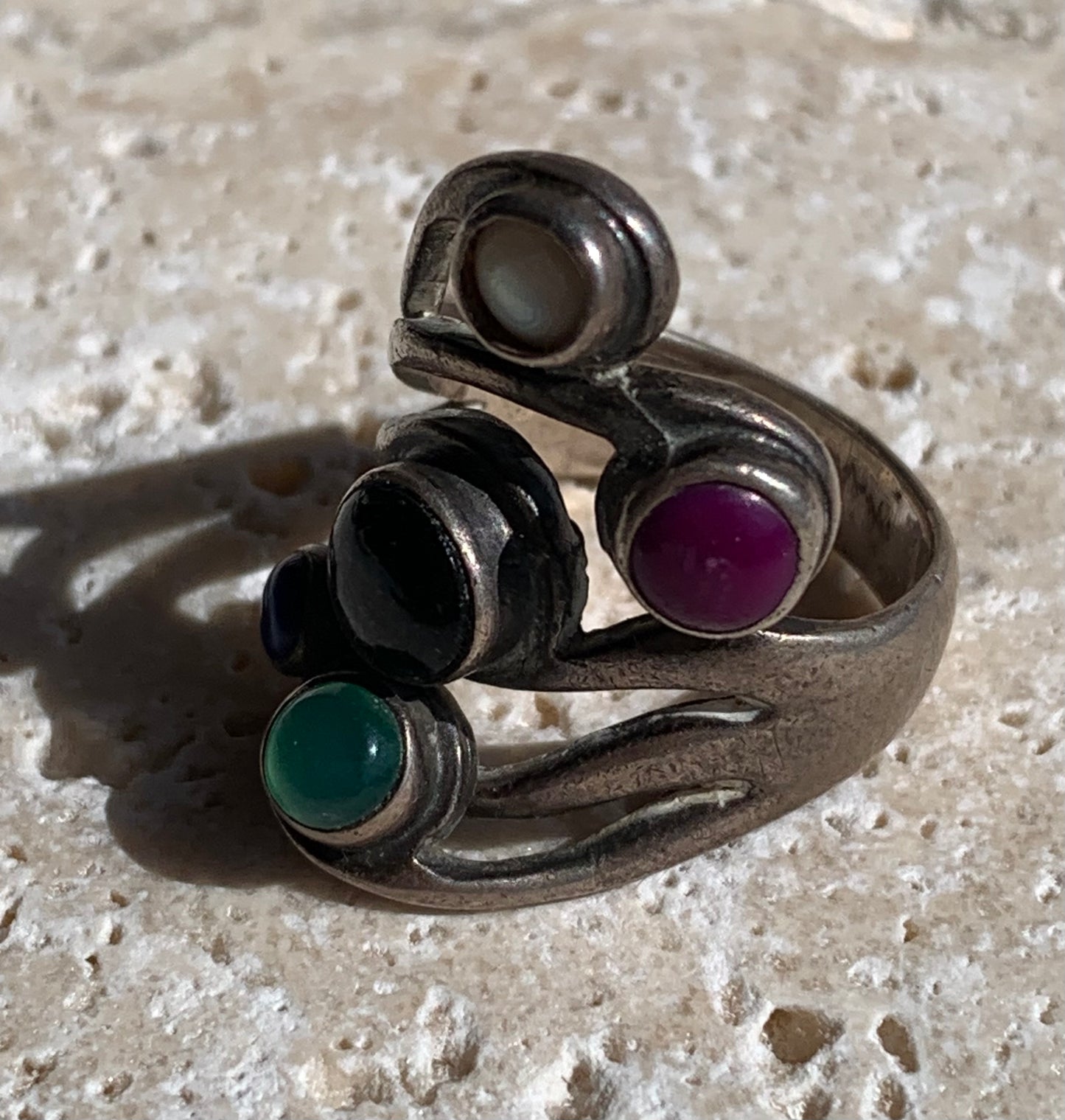 Élégante bague avec 5 pierres semi-précieuses, montée Argent 0.925. Superbes petits cabochons ronds à 5 couleurs. Très belle réalisation ! Taille de 54 Fr ! Bague de seconde main !