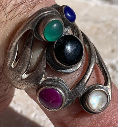 Élégante bague avec 5 pierres semi-précieuses, montée Argent 0.925. Superbes petits cabochons ronds à 5 couleurs. Très belle réalisation ! Taille de 54 Fr ! Bague de seconde main !