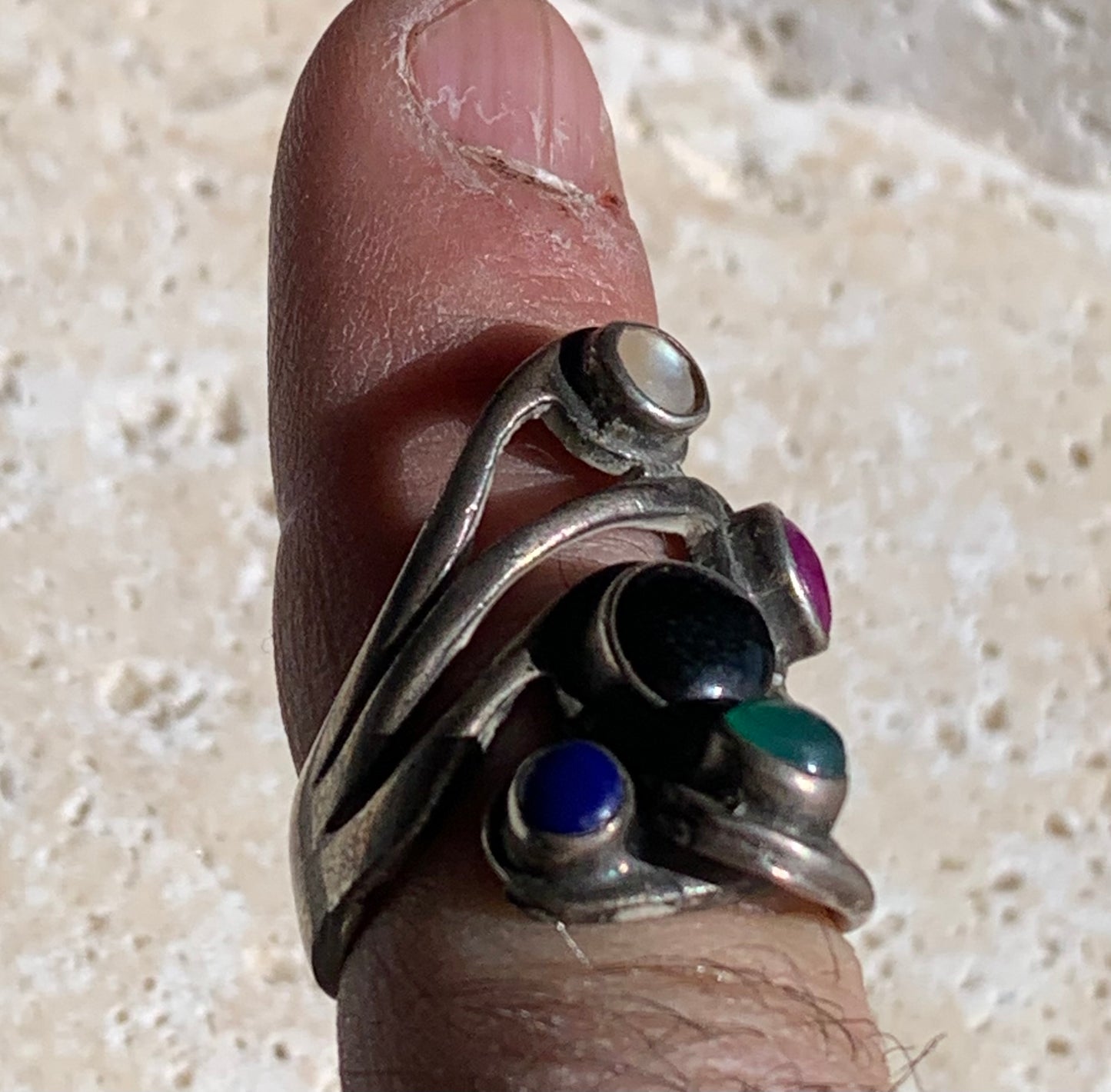 Élégante bague avec 5 pierres semi-précieuses, montée Argent 0.925. Superbes petits cabochons ronds à 5 couleurs. Très belle réalisation ! Taille de 54 Fr ! Bague de seconde main !