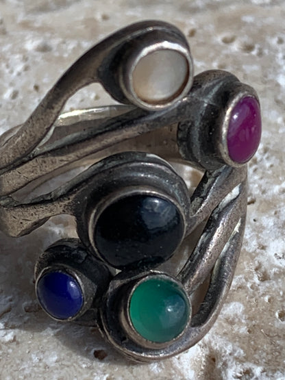 Élégante bague avec 5 pierres semi-précieuses, montée Argent 0.925. Superbes petits cabochons ronds à 5 couleurs. Très belle réalisation ! Taille de 54 Fr ! Bague de seconde main !