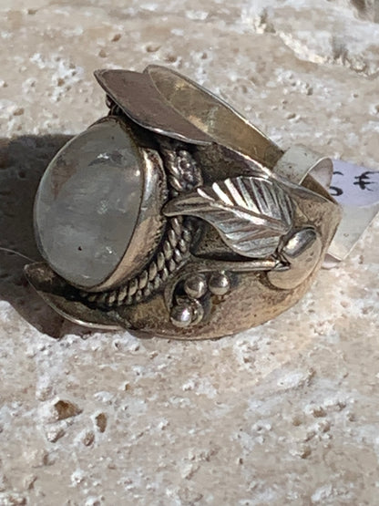 Superbe bague en Pierre de lune avec métal gravé y compris sur l'anneau, montée Argent 0.925. Superbe pierre, très belle réalisation avec détails incroyables ! Taille de 56 fr !
