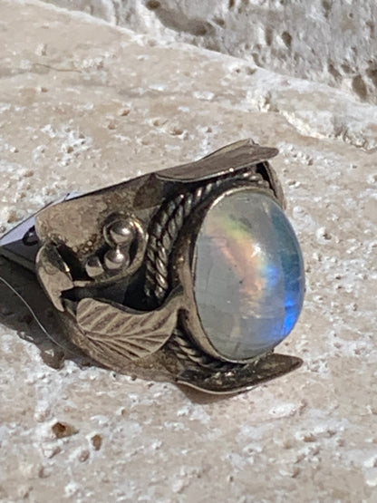 Superbe bague en Pierre de lune avec métal gravé y compris sur l'anneau, montée Argent 0.925. Superbe pierre, très belle réalisation avec détails incroyables ! Taille de 56 fr !
