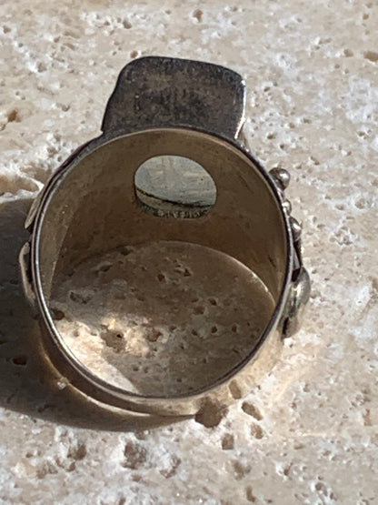 Superbe bague en Pierre de lune avec métal gravé y compris sur l'anneau, montée Argent 0.925. Superbe pierre, très belle réalisation avec détails incroyables ! Taille de 56 fr !