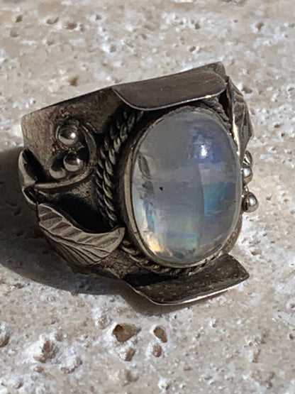 Superbe bague en Pierre de lune avec métal gravé y compris sur l'anneau, montée Argent 0.925. Superbe pierre, très belle réalisation avec détails incroyables ! Taille de 56 fr !