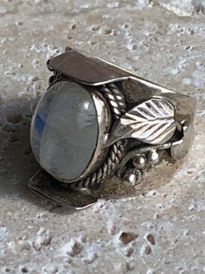Superbe bague en Pierre de lune avec métal gravé y compris sur l'anneau, montée Argent 0.925. Superbe pierre, très belle réalisation avec détails incroyables ! Taille de 56 fr !