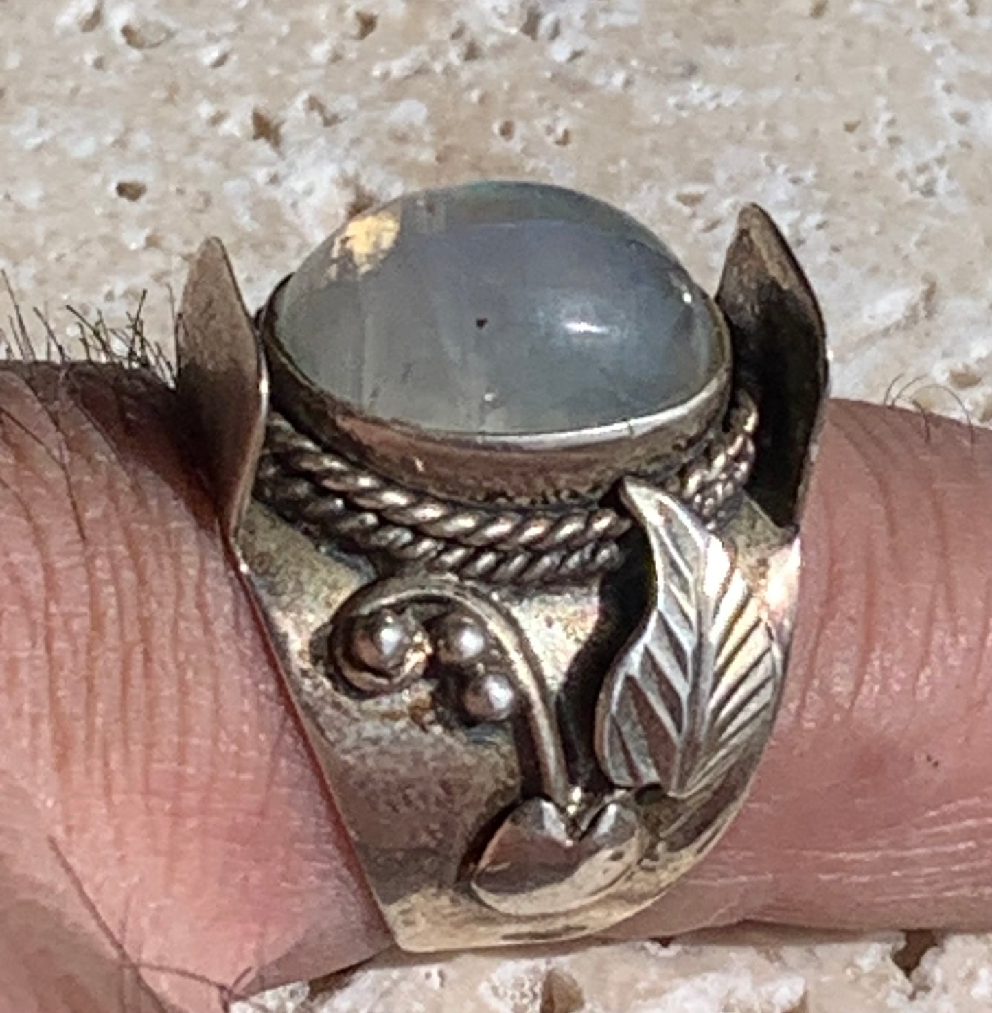 Superbe bague en Pierre de lune avec métal gravé y compris sur l'anneau, montée Argent 0.925. Superbe pierre, très belle réalisation avec détails incroyables ! Taille de 56 fr !